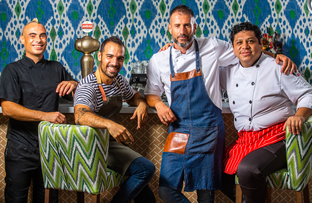 equipo cocina tio kiko restaurante en agua amarga